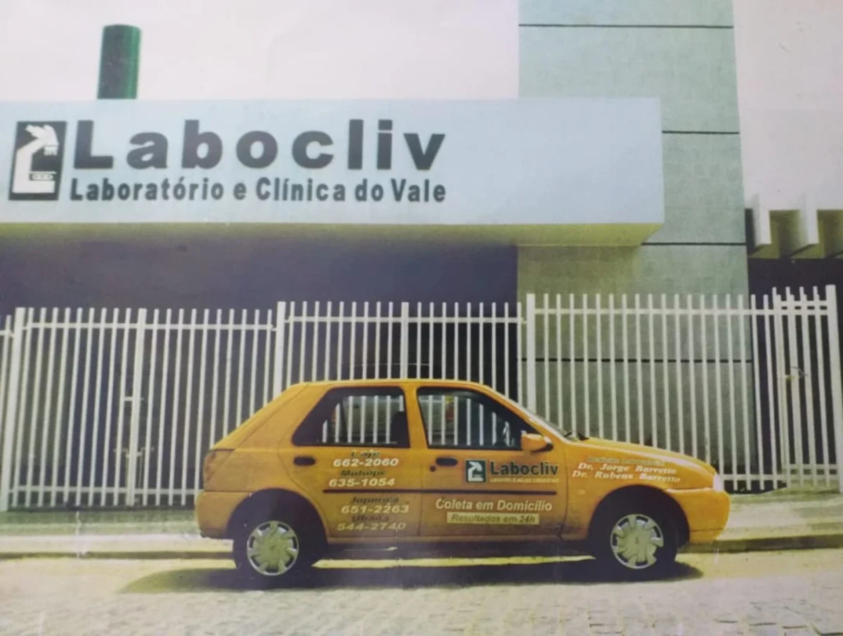 Fachada antiga do Labocliv, Laboratório e Clínica do Vale, com o carro da coleta domiciliar